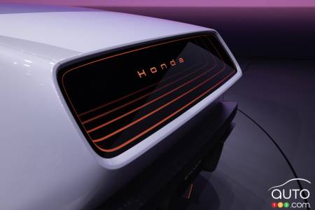 The Honda 0 sedan, rear lighting