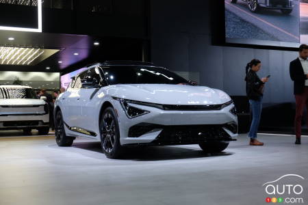The 2025 Kia EV6, trois quarts avant